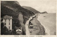 Il treno sbuffa su una spiaggia ancora semideserta 1923