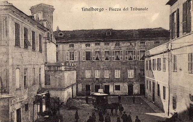 La piazza del Tribunale e il palazzo Arnaldi