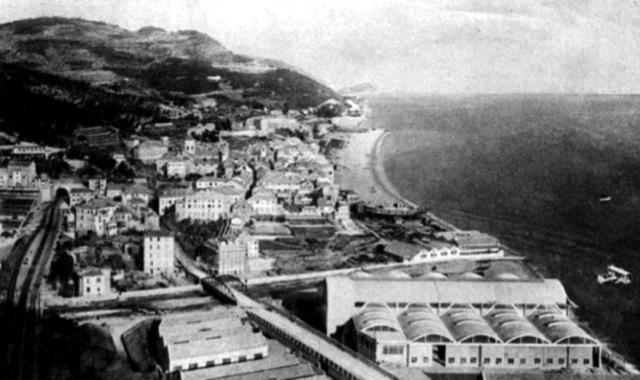 Sulla spiaggia di ponente si notano i cantieri Traverso (1920)